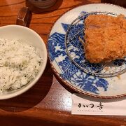 確かにおいしいけど、いつも食べてるとんかつ定食の倍以上の値段がするのでコスパが悪く感じられました。