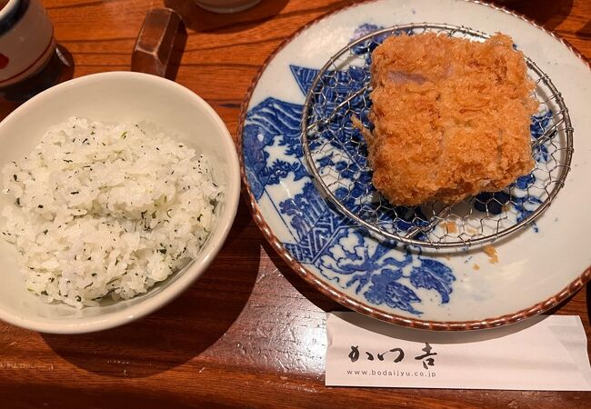 確かにおいしいけど、いつも食べてるとんかつ定食の倍以上の値段がするのでコスパが悪く感じられました。