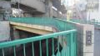 緑色の欄干が特徴です