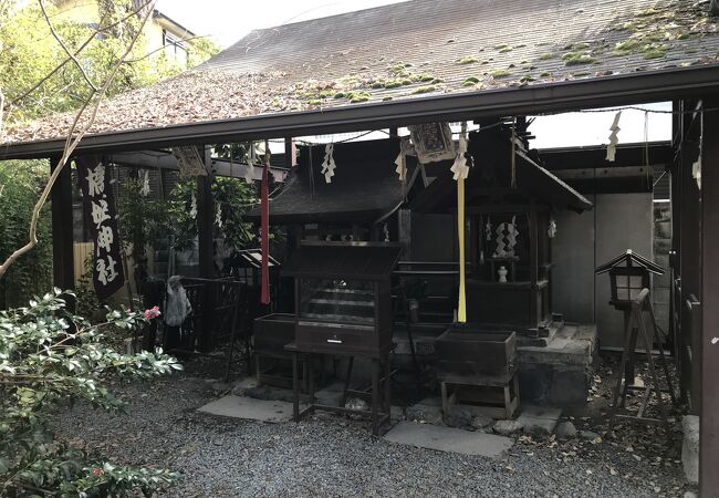 あがた通りにある小さな神社