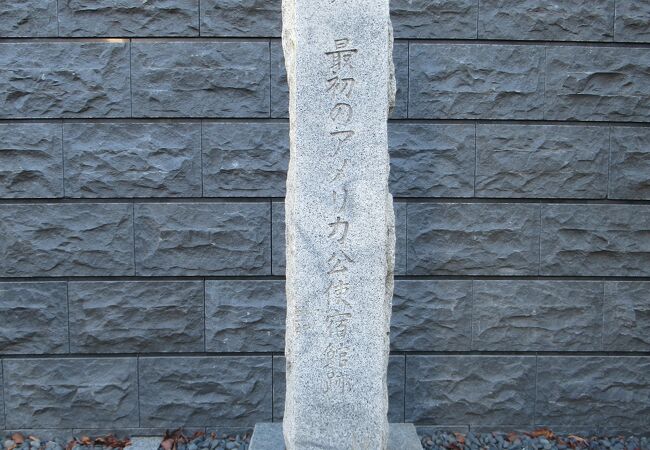 善福寺参道と境内に碑が建っています