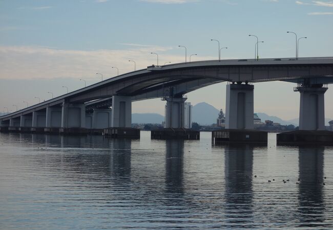 びわ湖大橋の西のたもとにある道の駅。橋のながめがすばらしい。