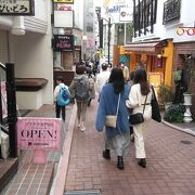 おしゃれなお店が並ぶ