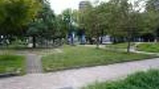 野外の飲食場のような雰囲気