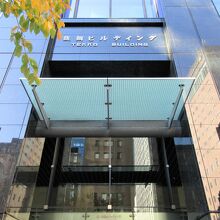 立派な建物のB1はカフェ、レストラン、ショップ、コンビニも