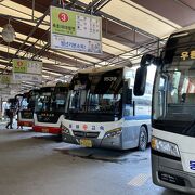 駅前にあり、高速バスと市外バスが発着