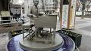 小ぶりな像です