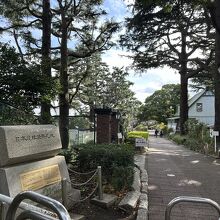 テニスコート前の公園入口