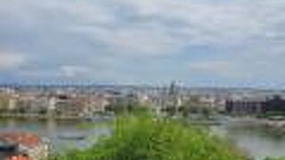 美しい町と川の眺め