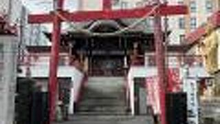 赤い鳥居が目をひきました。