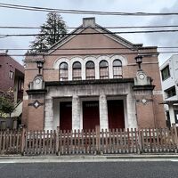 手前にある求道会館