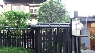 歴史を感じさせる古民家