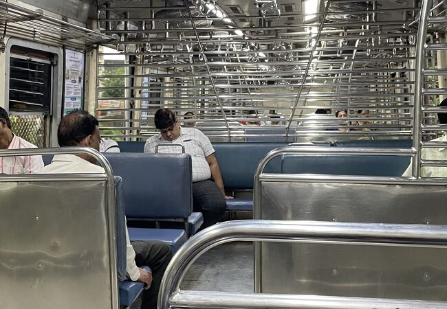 一年で100人が事故死するというムンバイ鉄道