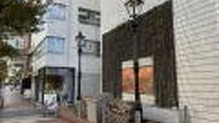 記念碑と一対のガス灯が展示されている