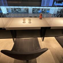 カウンターシートで青汁と黒酢ジュースをいただいた