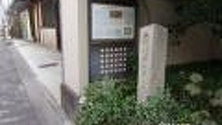 今は石碑と近くに説明板があります。