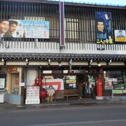 高山昭和館、展示品に触れる