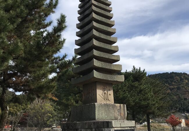 高さ15mのわが国最大の石塔