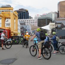 …市内自転車ツアーもクイーンズ・ワーフから出ています。