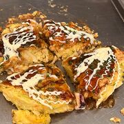 頼めばお好み焼きを焼いてくれます。