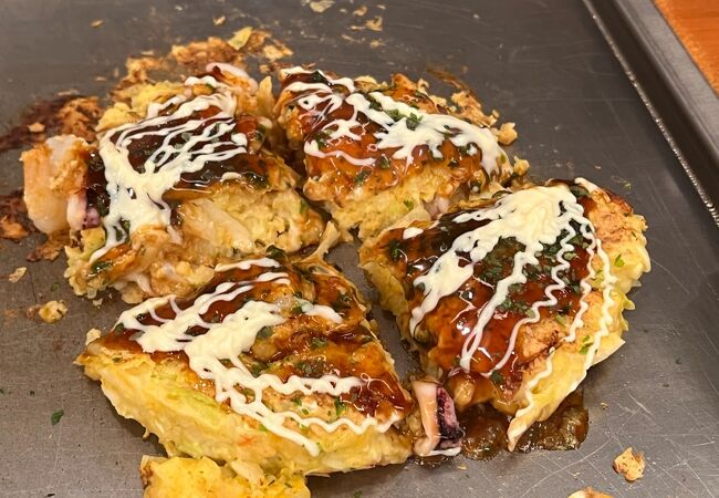 頼めばお好み焼きを焼いてくれます。