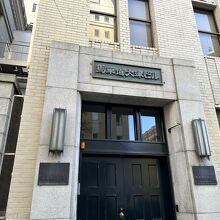 ビルのエントランス