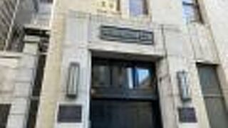 無駄のないシンプルなスタイルが特徴の歴史的建造物