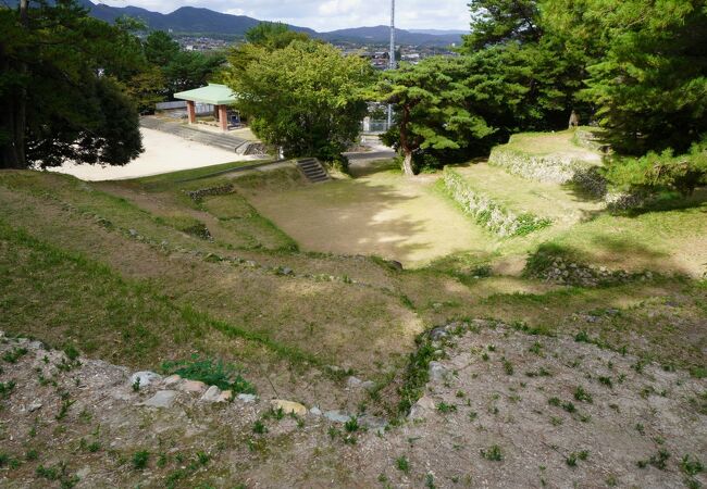 すり鉢状の地形を利用して