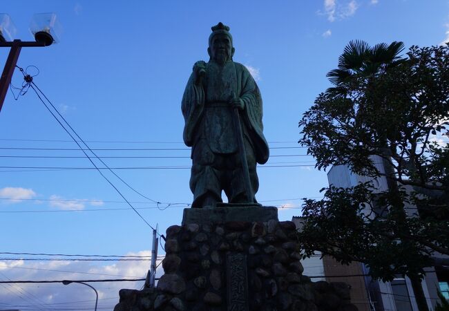 厚狭駅前に立つ三年寝太郎の像
