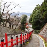 京都霊山護国神社の先、維新の道の坂を登って行く先には、霊山歴史館や坂本竜馬と中岡慎太郎のお葬式を執り行った黎明神社もあります。