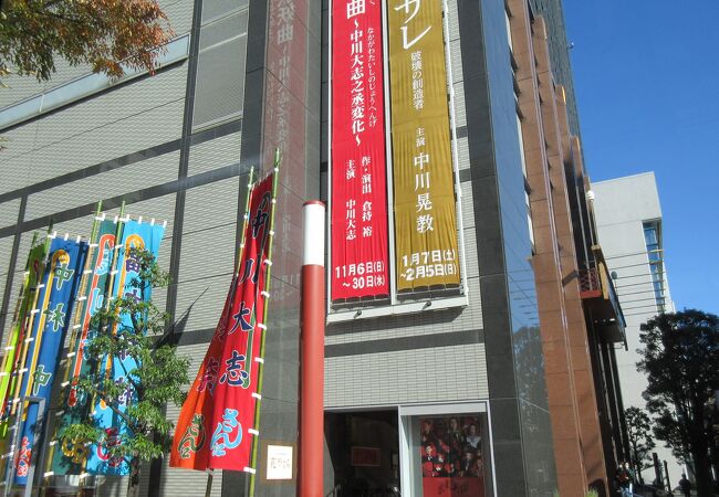 明治座横の浜町公園のイチョウ並木が黄葉になって美しかったです