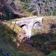 昭和14年製の石橋が残る