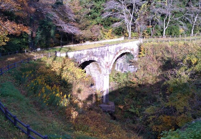 昭和14年製の石橋が残る