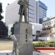 堺筋本町の大阪商工会議所にも銅像があったような