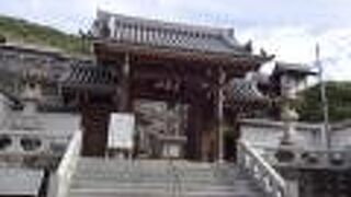 敷地内には寺院本殿の他に、稲荷殿、護国殿も