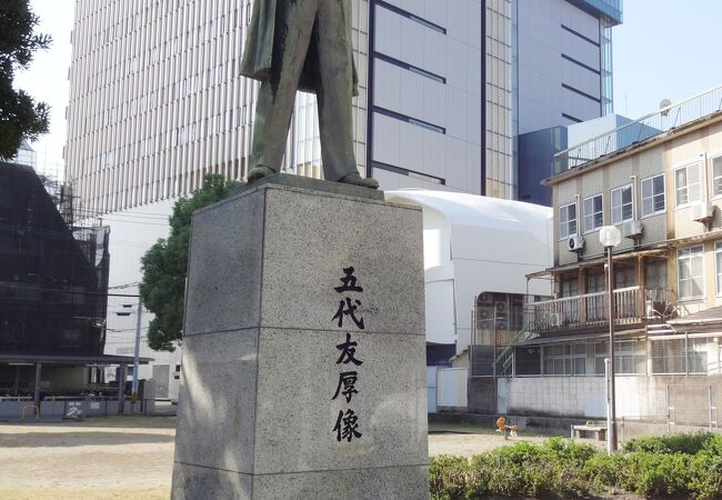 堺筋本町の大阪商工会議所にも銅像があったような