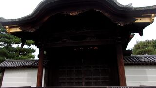 方丈の北と南の庭園は枯山水のものです。