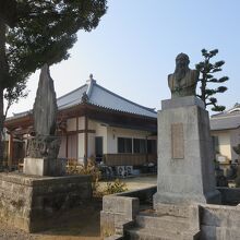 高山彦九郎胸像