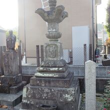 高山彦九郎自刃の地が東北方向三町にあることを示す石柱です。