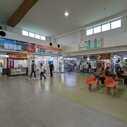 Spacious terminal port, there are a variety facilities as restaurants, souvenir shops, and other
