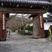 琵琶湖を望む唐門があるお寺