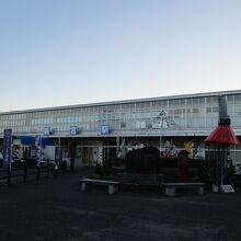 ＪＲ新宮駅です。目印の交番は駅に向かって右側です。