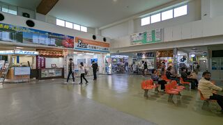 Spacious terminal port, there are a variety facilities as restaurants, souvenir shops, and other