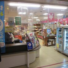 地元特産品販売店を兼ねる久留米市観光案内所