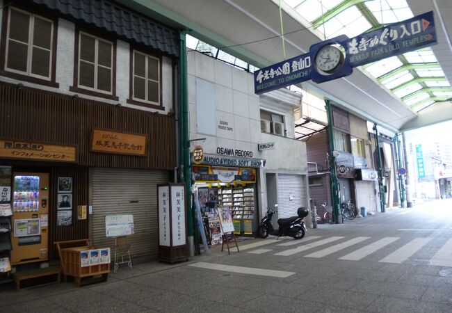 商店街の入り口近く。