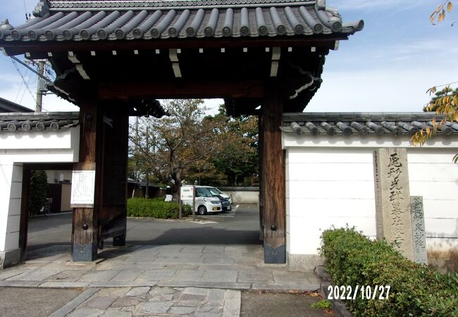 現在は妙顕寺の塔頭の寺の一つで泉妙寺が菩提所になっています。