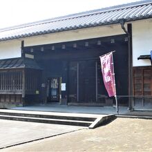 公園を代表する代官所跡長屋門