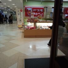 地下には十万石饅頭など埼玉名物のお店があり