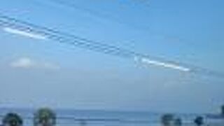 海岸が湾曲しています