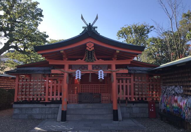 奉納されている千羽鶴がとてもきれいな神社